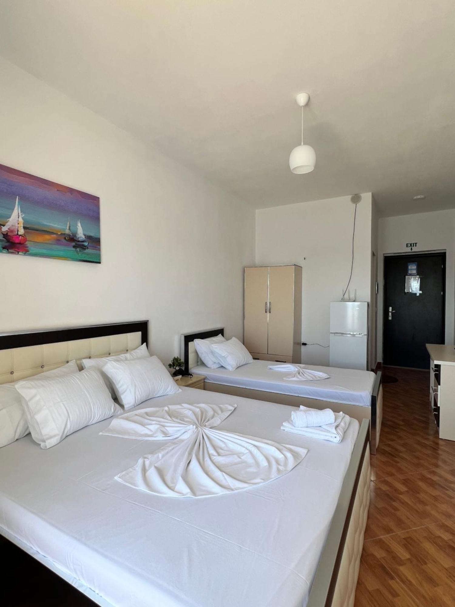 Sarandë Rock Star-Pllakat Bed & Breakfast エクステリア 写真