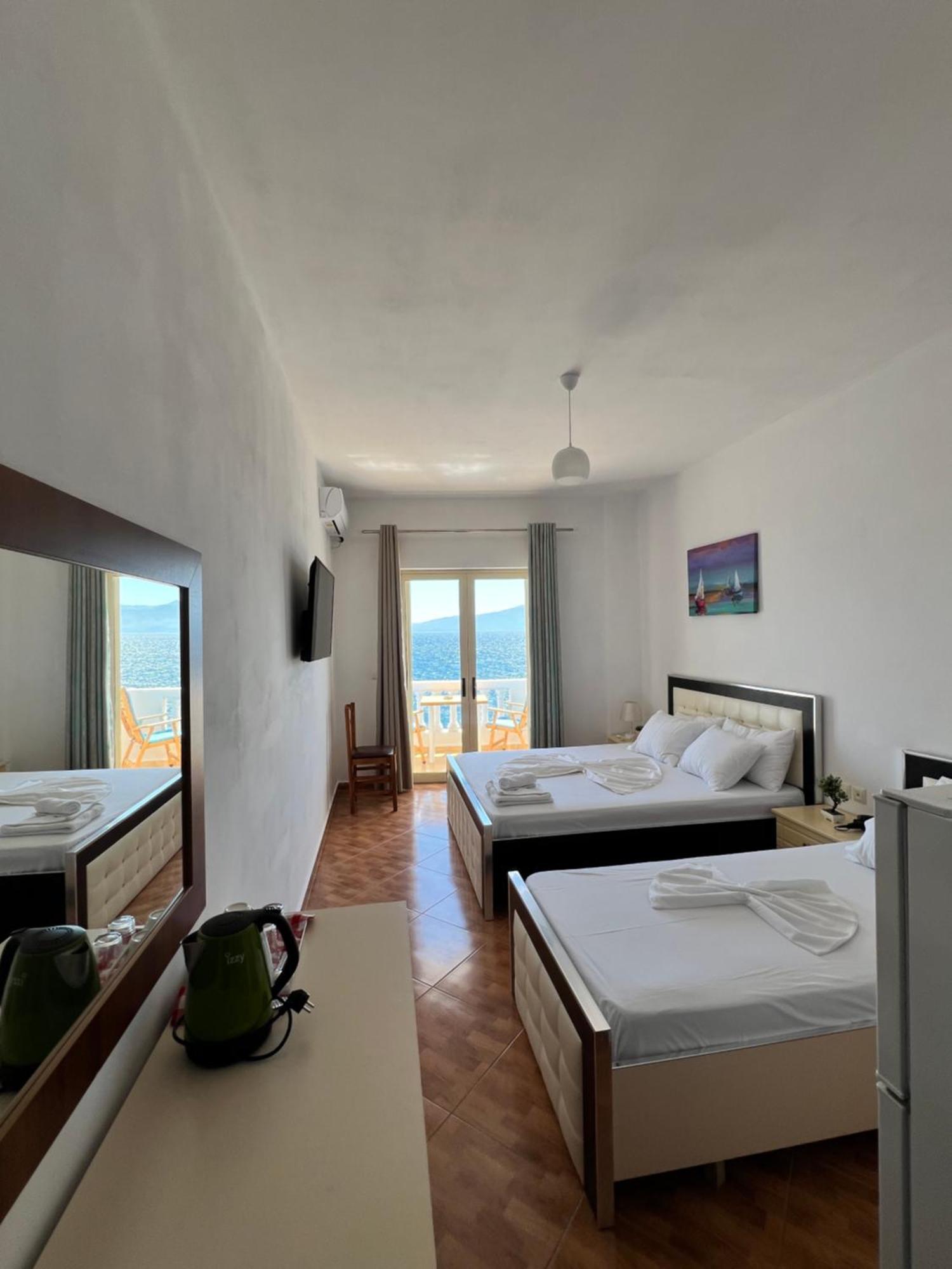 Sarandë Rock Star-Pllakat Bed & Breakfast エクステリア 写真